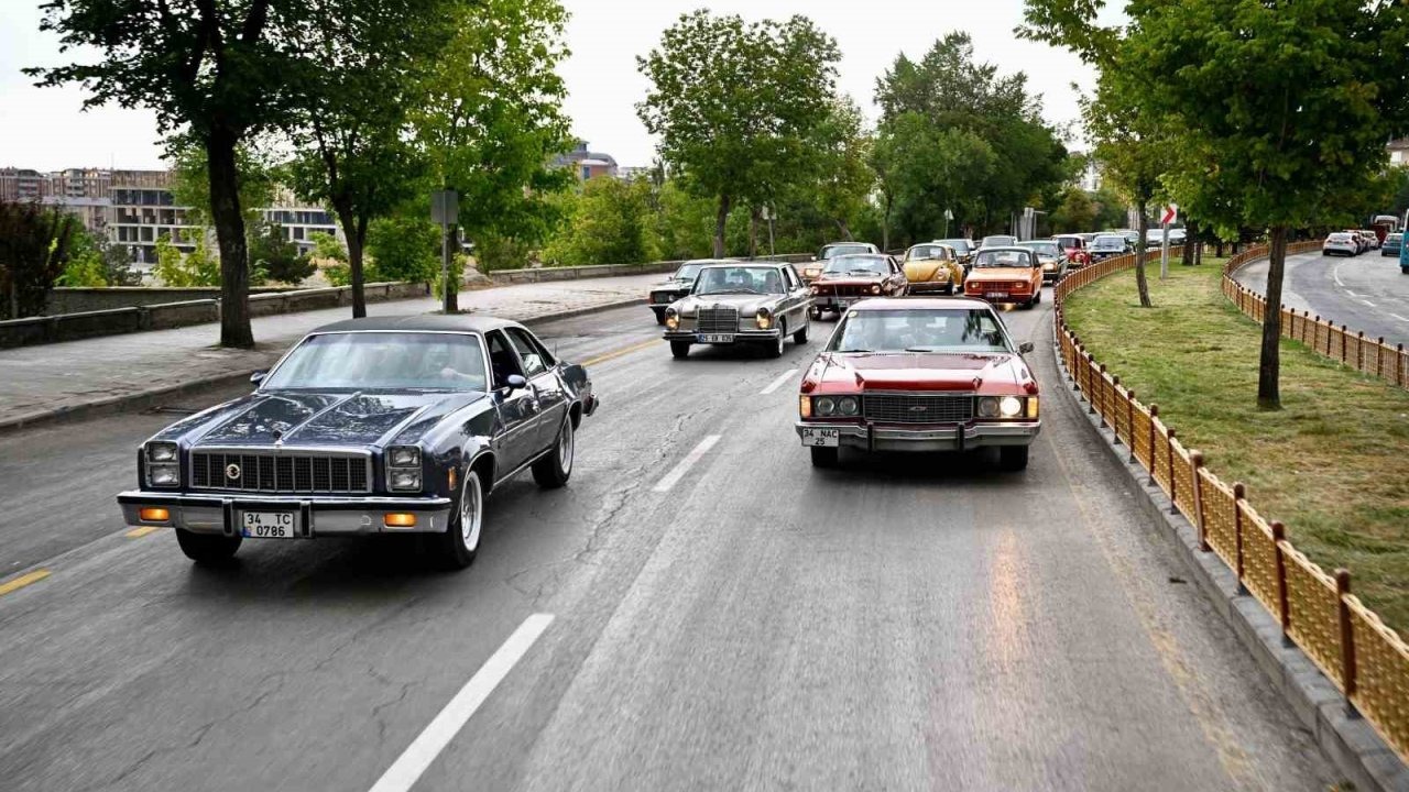 Klasik otomobiller Erzurum’da görücüye çıktı