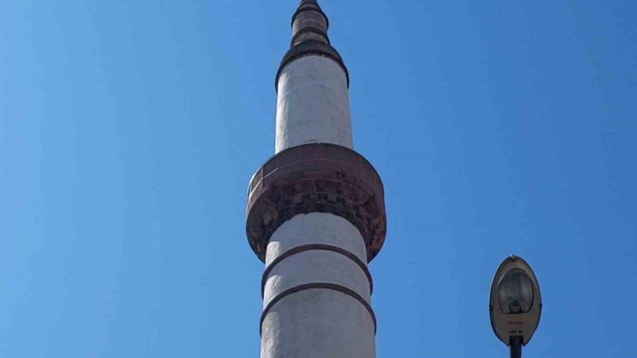 Balıkesir’de tarihi cami depremde hasar gördü