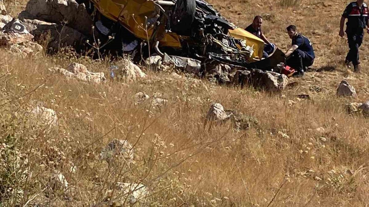 Otomobil şarampole devrildi: 1 ölü, 2 yaralı