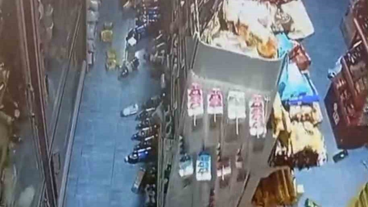 6.1’lik deprem marketi darmadağın etti