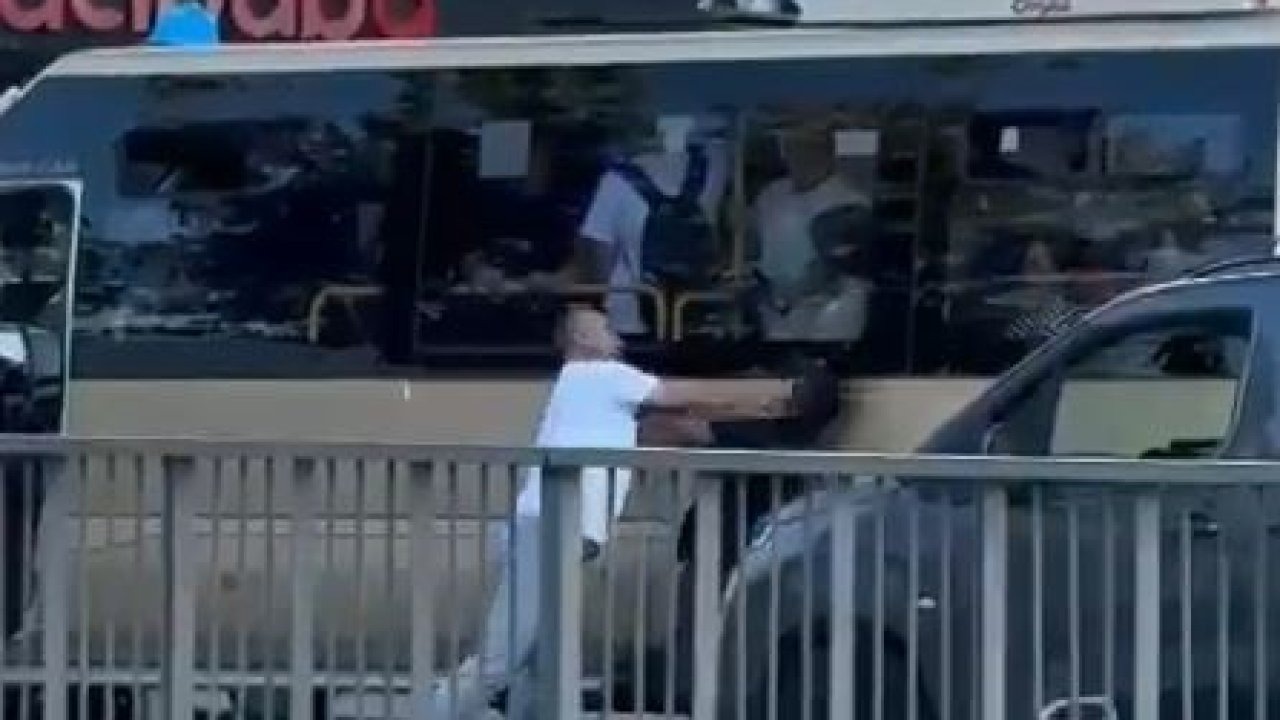 Minibüs şoförü yola atladı, korna çalan sürücüyü tekme tokat dövdü