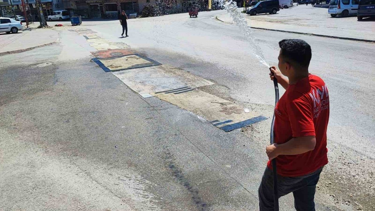 Toza halı da çare olmayınca vatandaş bu kez de sulamaya başladı