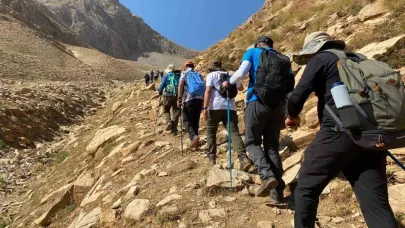 Doğaseverler, Gevaş-Bahçesaray arasında 20 kilometrelik tarihi kervan yolunda yürüdü