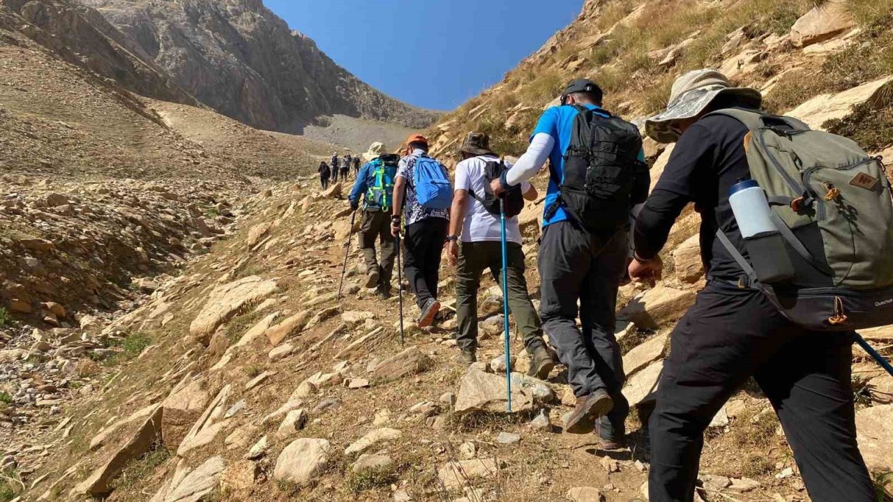 Doğaseverler, Gevaş-Bahçesaray arasında 20 kilometrelik tarihi kervan yolunda yürüdü