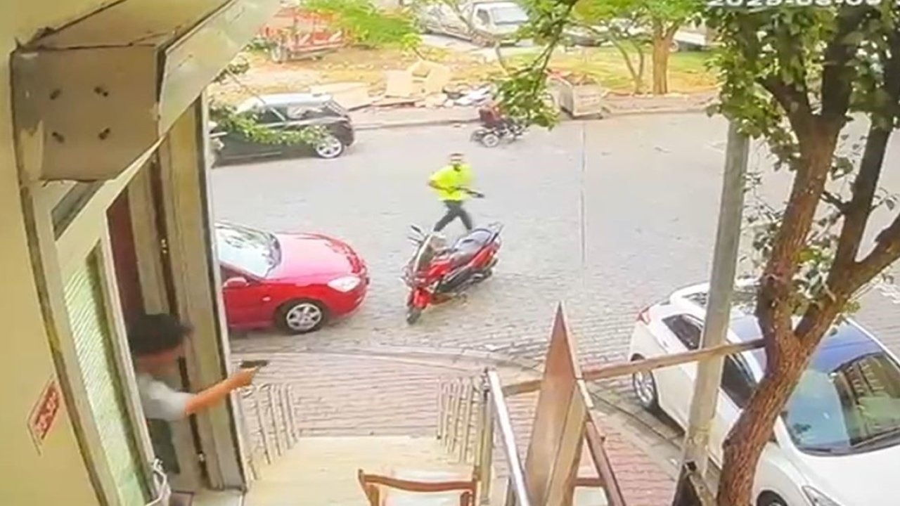Husumetlilerin oturduğu kıraathaneye pompalı tüfekle ateş açtı