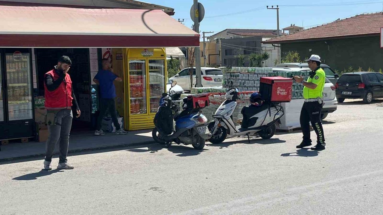 Motosikletli kurye, otomobille çarpıştı