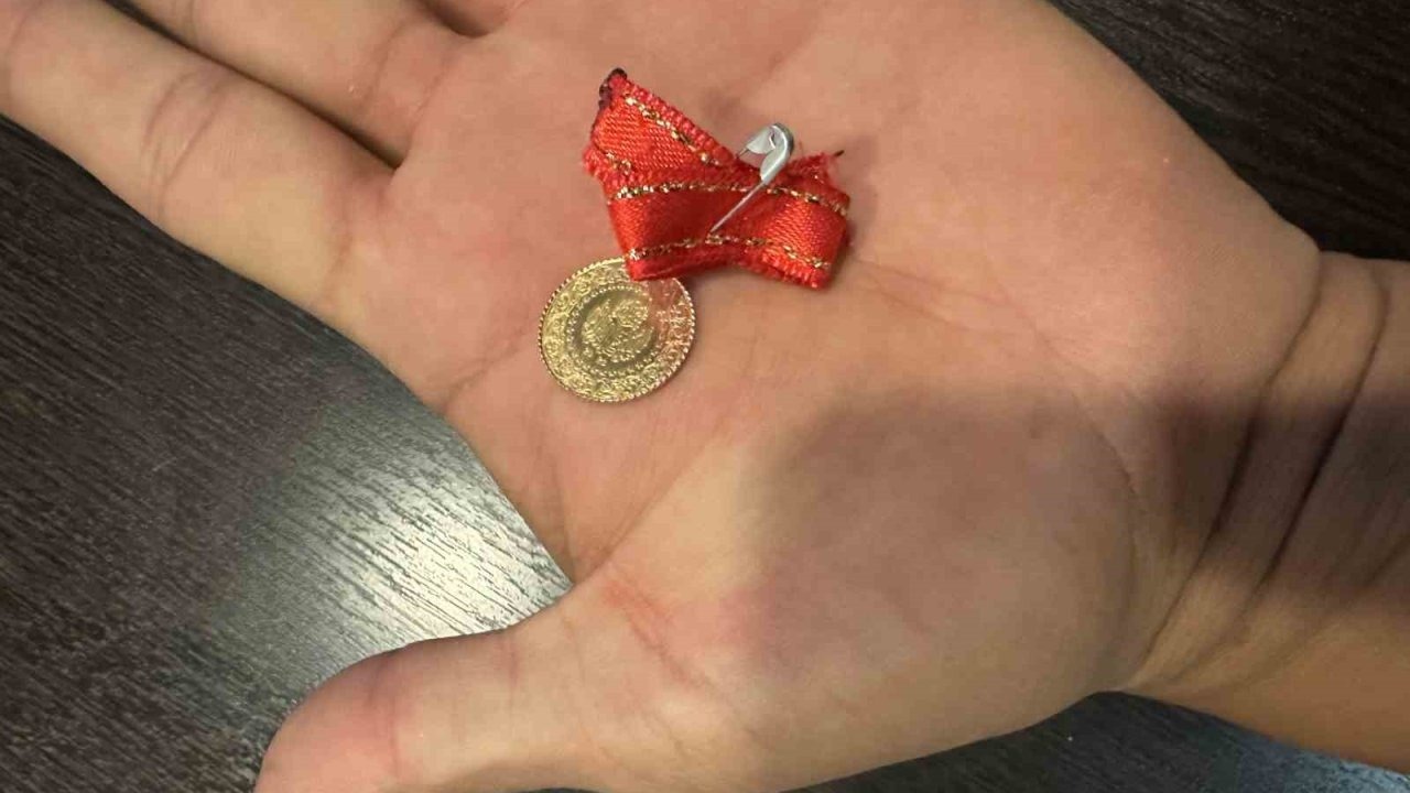 Bulduğu çeyrek altını polise teslim etti
