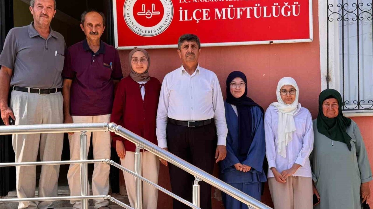 Anamurlu 3 öğrenci umre yolunda