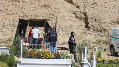 Mezarlıkta yaşayan adam, mezarcılar tarafından ölü bulundu
