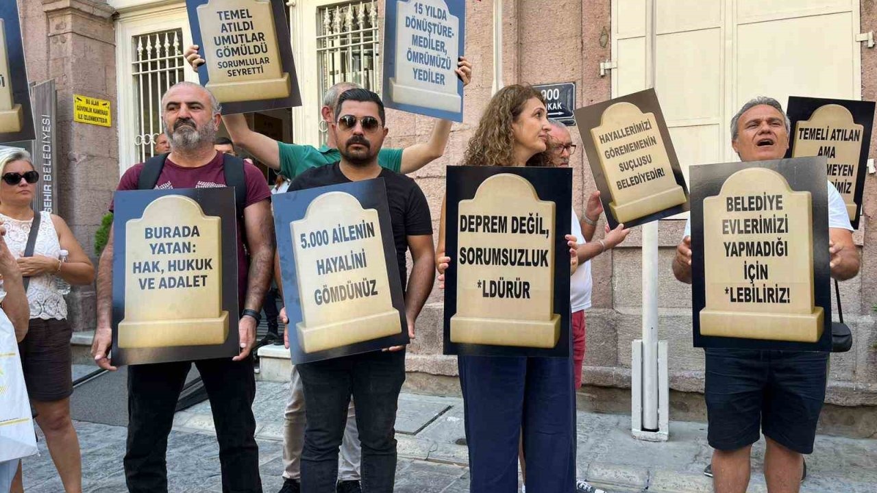 İzmirli kooperatif mağdurlarından Büyükşehir önünde mezar taşlı eylem