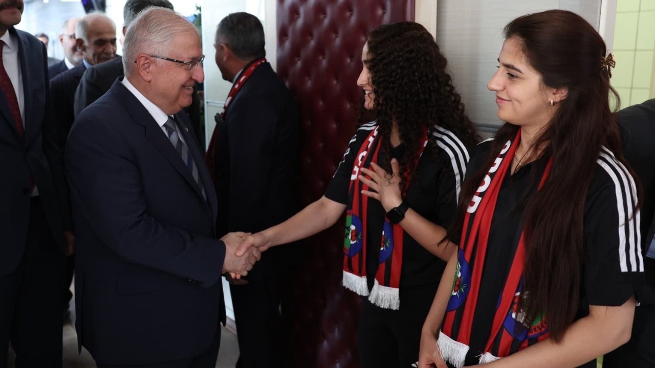 Milli Savunma Bakanı Güler, Yüksekova Kadın Futbol Takımı ile bir araya geldi