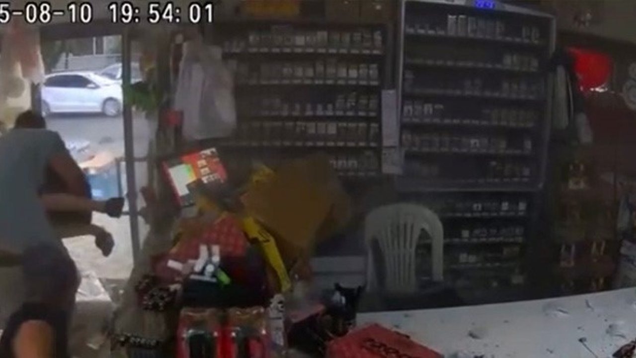 Sındırgı’da deprem anı market kamerasına yansıdı