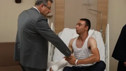Yaralanan bekçiyi hastanede ziyaret etti