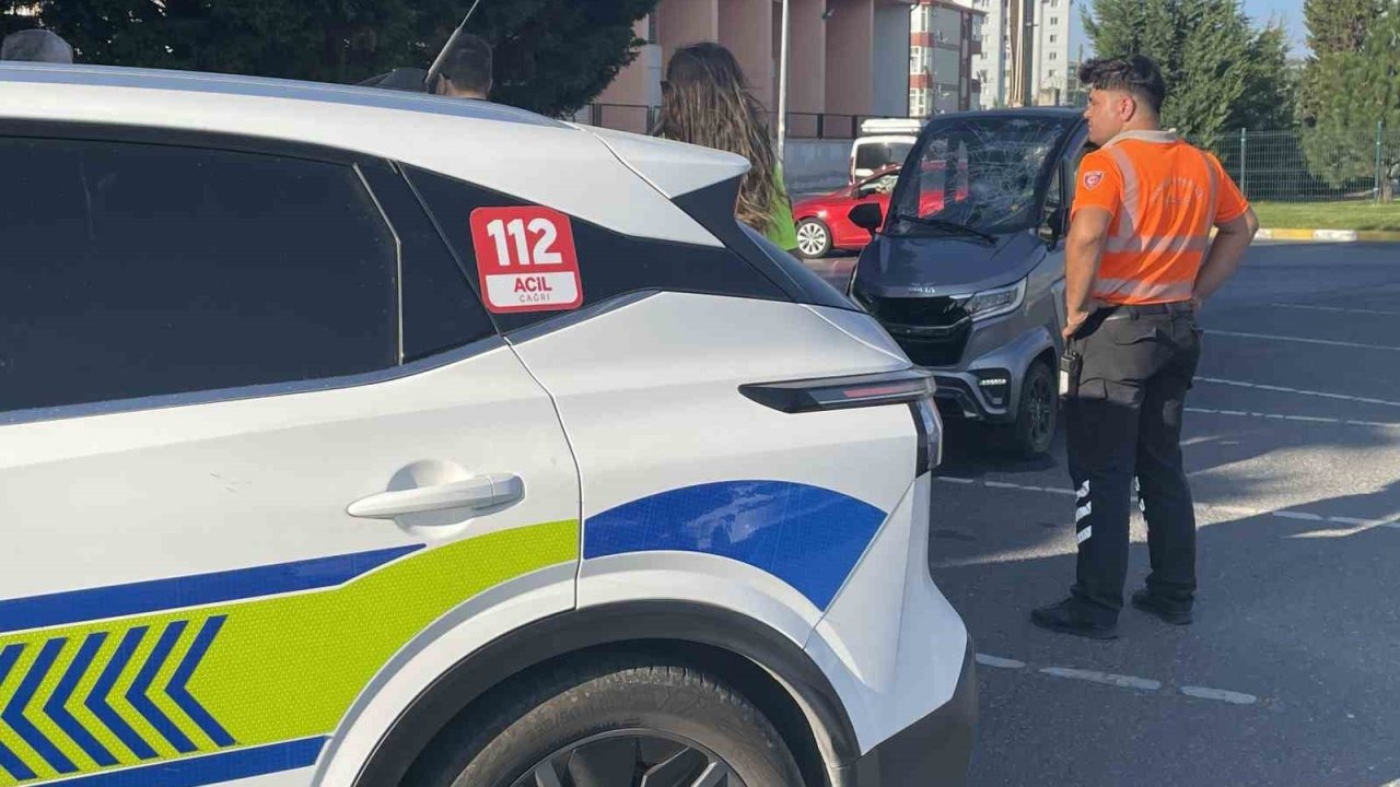 Kapaklı’da elektrikli otomobille scooter çarpıştı: 3 yaralı