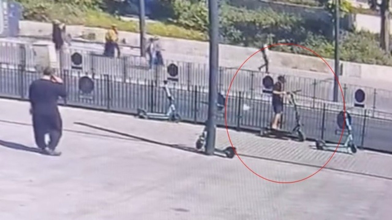 Fatih’te scooter’la gelip demirlere bağlı başka bir scooter’ı çalan çocuk kamerada