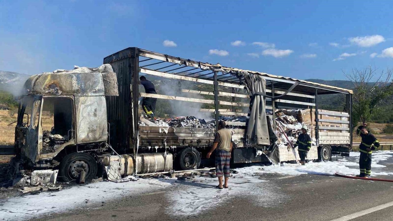 D100’de seyir halindeki tır alev alev yandı