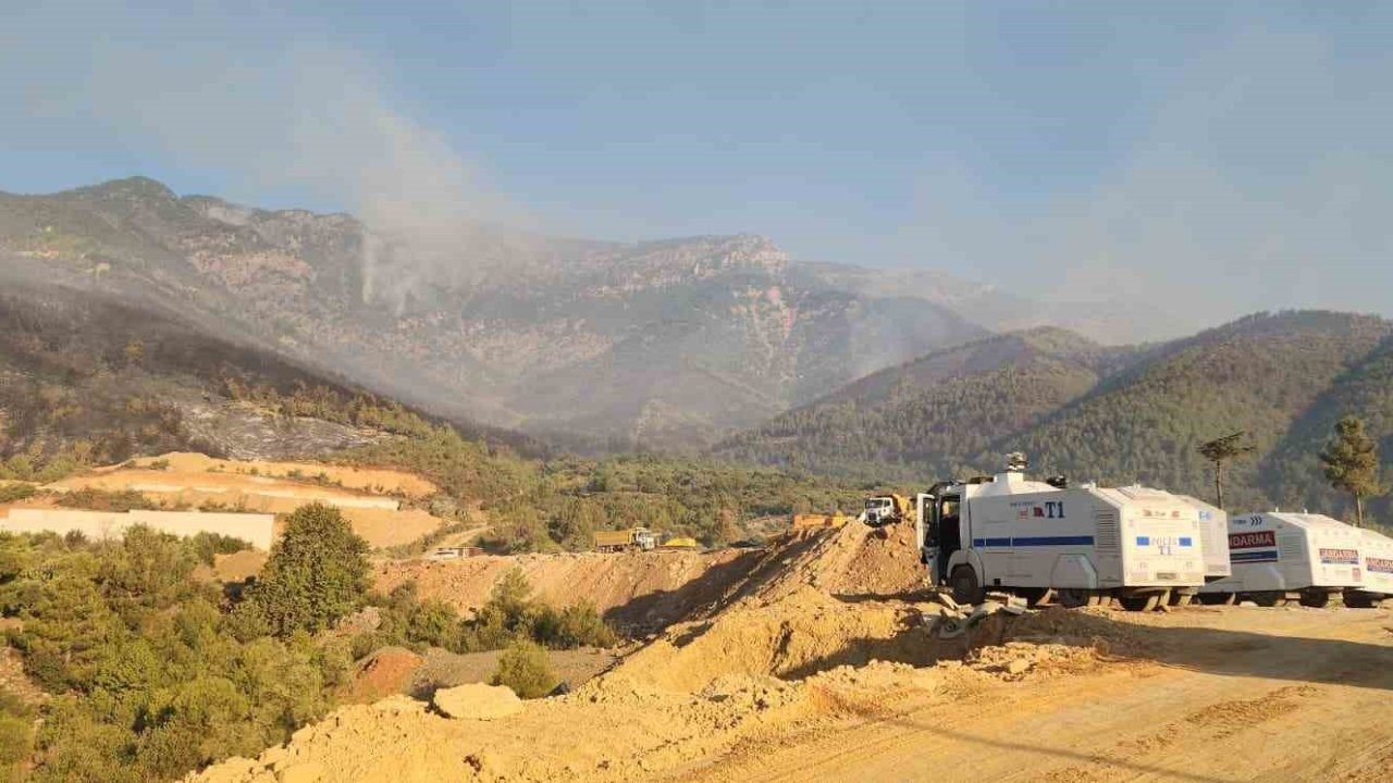 Hatay’da yangın bölgesine yakın mesafedeki 2 mahallede bin 115 kişi tahliye edildi
