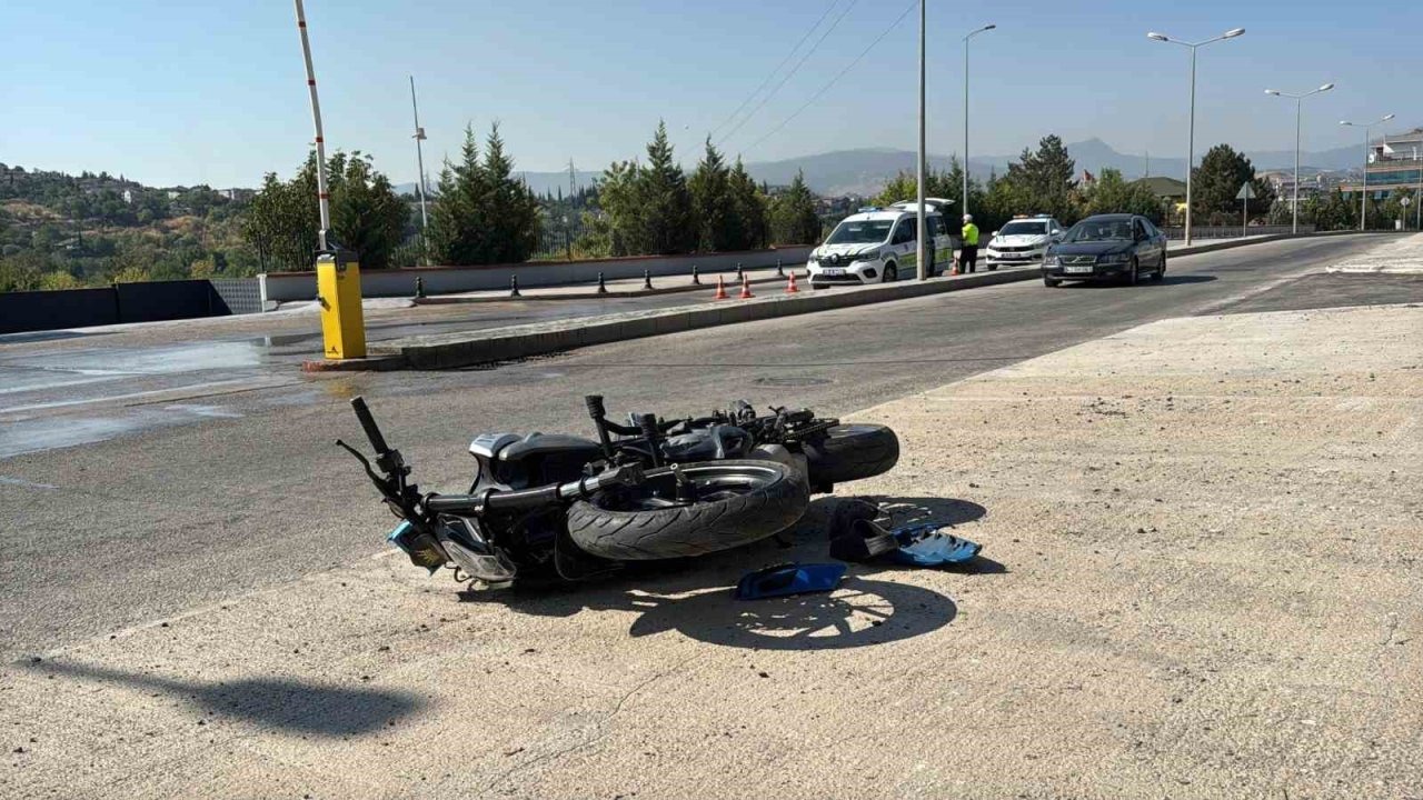 Otomobille çarpışan motosikletteki 2 kişi ağır yaralandı