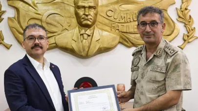 Vali Turan’dan Jandarma Komutanı Özkök’e Teşekkür Belgesi