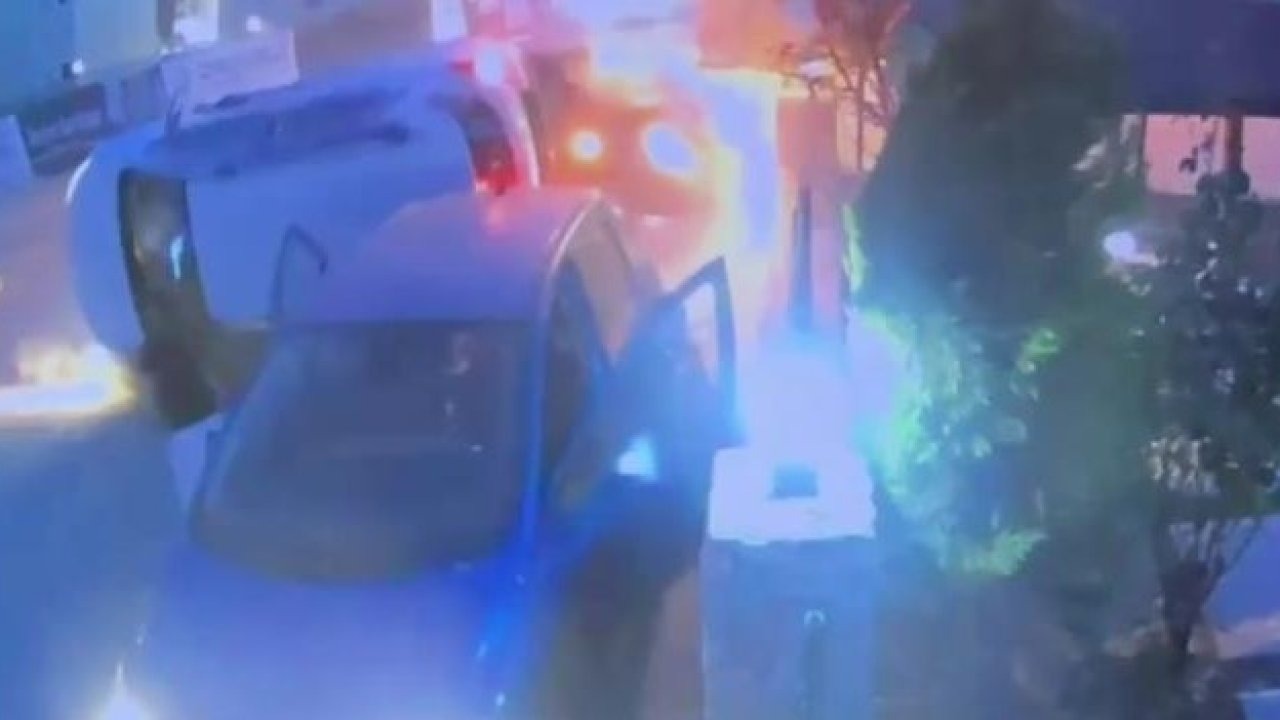 Zincirleme kazada yan yatan otomobilin altında kalmaktan son anda kurtuldu