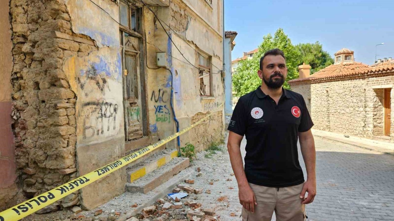 Depremde hasar gören Sındırgı’da bilimsel çalışmalar sürüyor