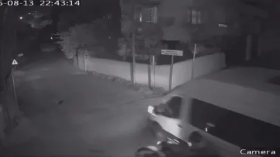 Motosikletin, minibüse ok gibi saplandığı kaza kamerada