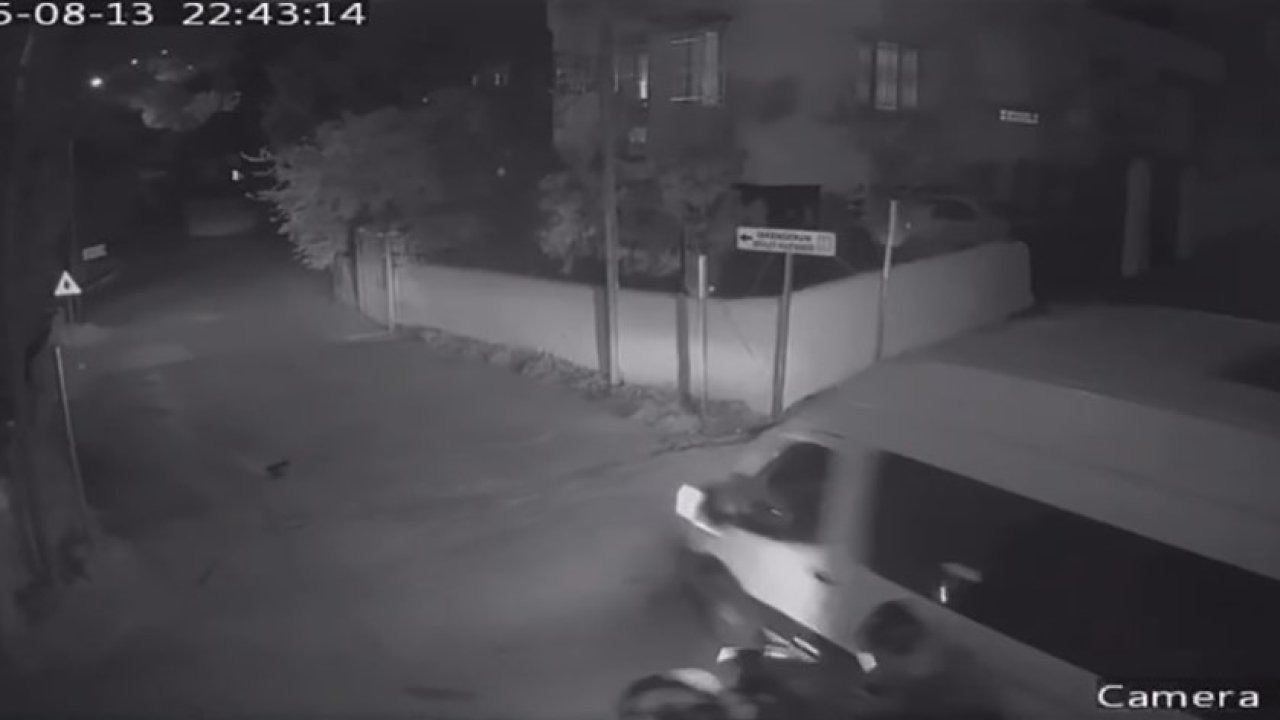 Motosikletin, minibüse ok gibi saplandığı kaza kamerada