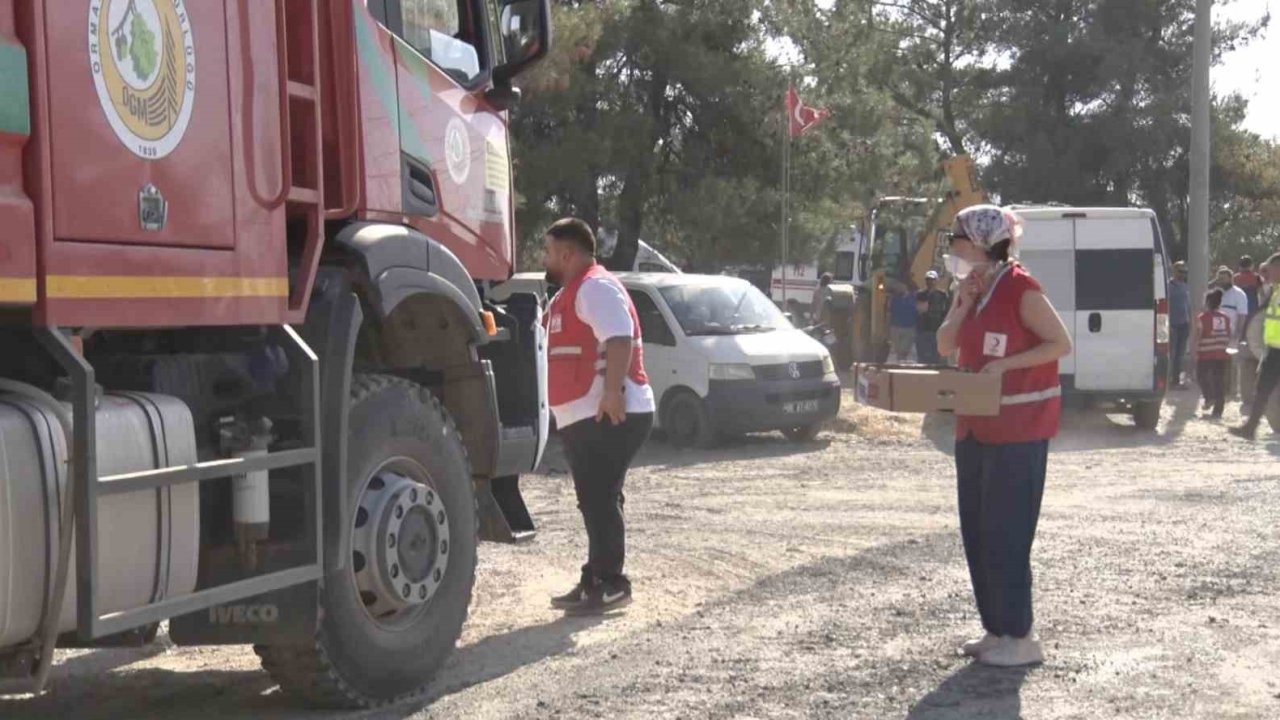 Çanakkale’de alevlerle mücadele eden ekip ve vatandaşlara Kızılay’dan yardım