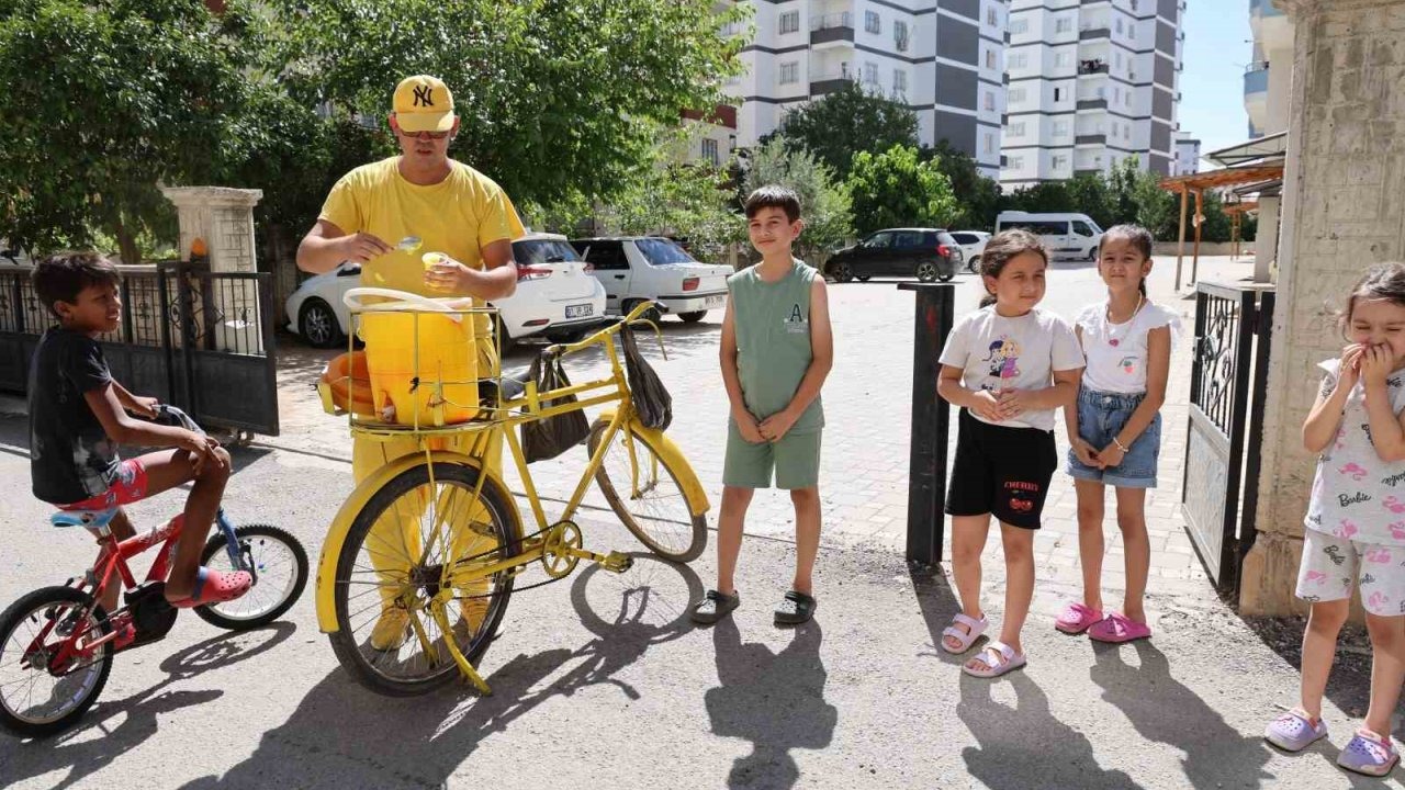 Sarı şalvarlı Adanalı, sıcakta sokak sokak limon dondurması satıyor