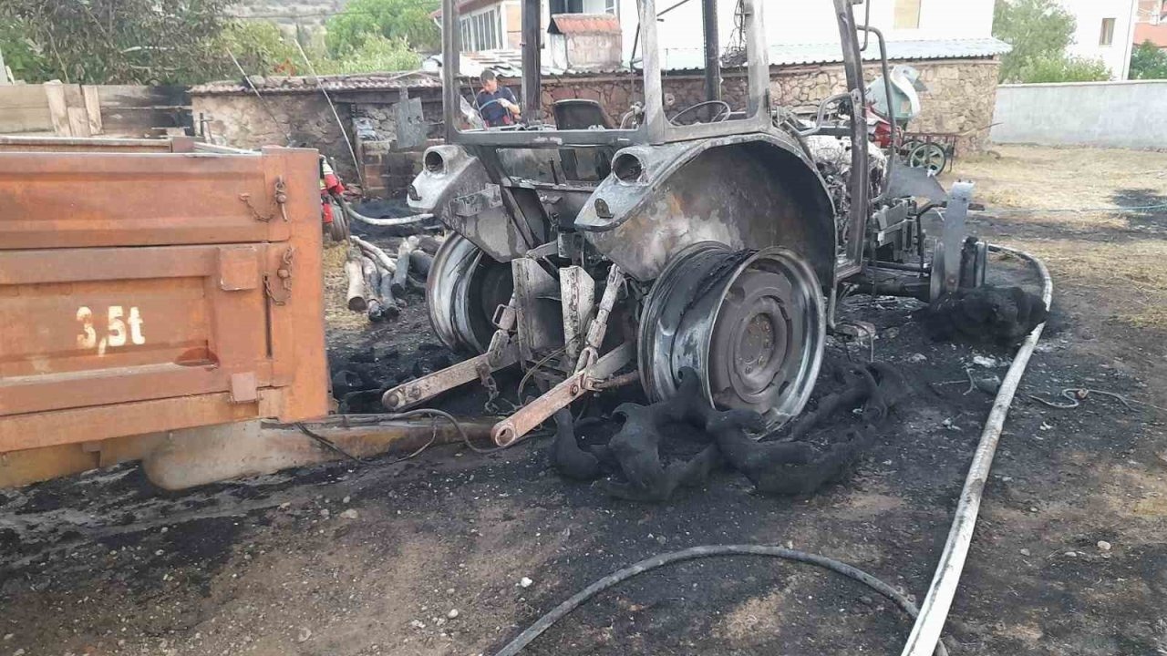 İvrindi’de traktör yandı, geriye demir yığını kaldı