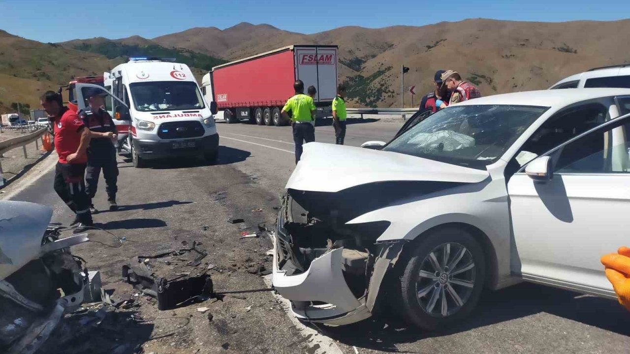 Erzincan’da iki otomobil çarpıştı: 3 kişi ölü, 6 kişi yaralandı