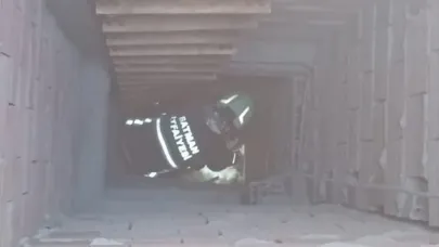 Batman Sanayi Sitesi’nde iş yerinin hava boşluğunda mahsur kalan kedi kurtarıldı