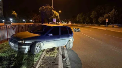 Motosikletle çarpışan otomobil refüje çıktı: 3 yaralı