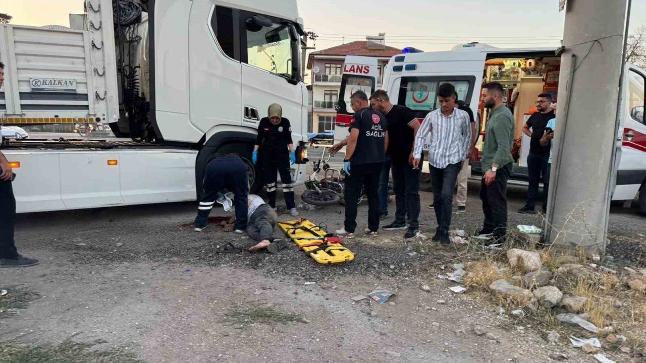 Tır ile motosiklet çarpıştı: 1 ölü