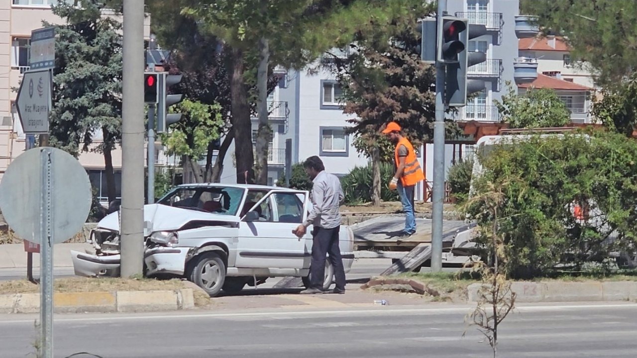 Sinop’ta otomobil aydınlatma direğine çarptı: 1 yaralı