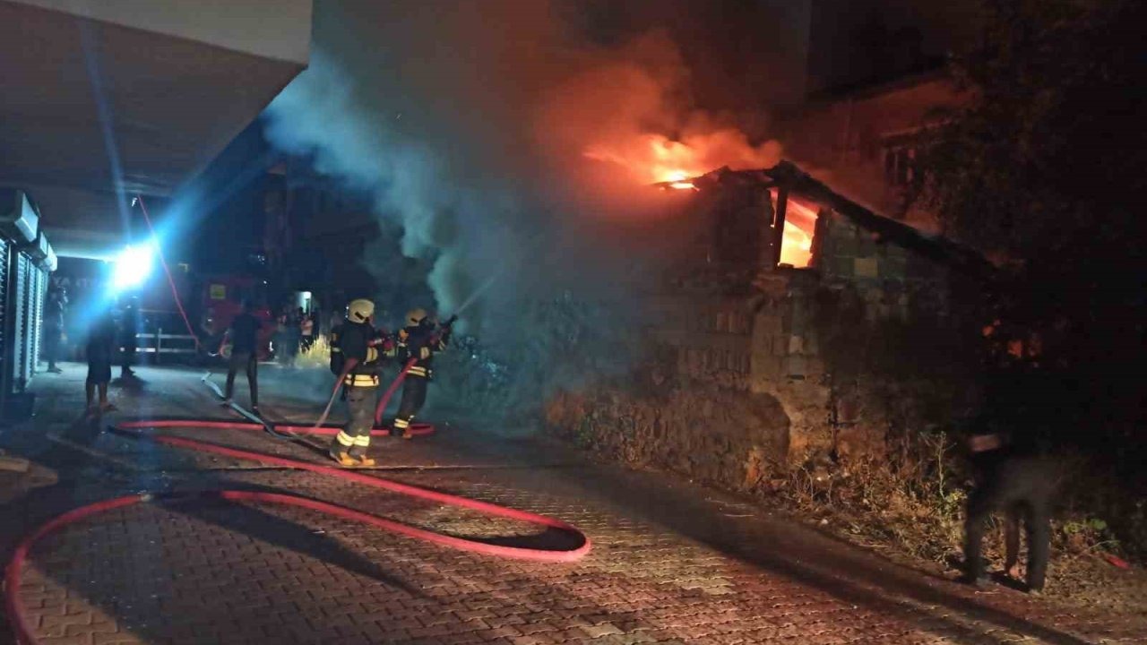 Seydişehir’de metruk depoda yangın