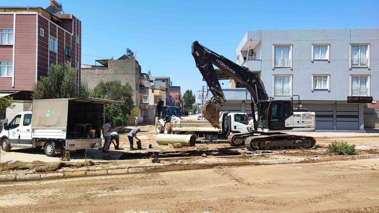 Su borusu patladı, mahalleyi su bastı
