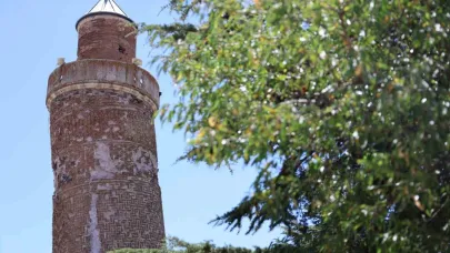 4 bin yıllık Harput’a gelenler, Pisa’dan daha eğri minareyi görünce şaşırıyor