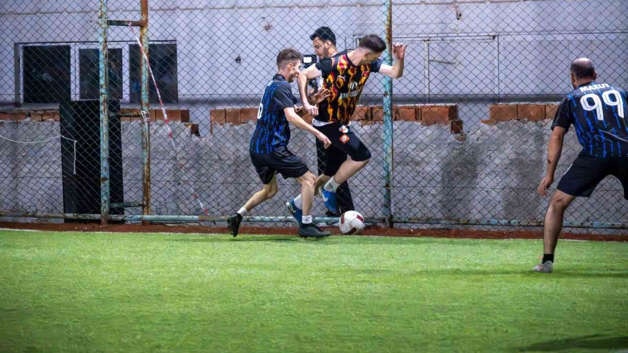 İnönü 9. Geleneksel Halı Saha Turnuvası’nın şampiyonu Manda Birliği oldu