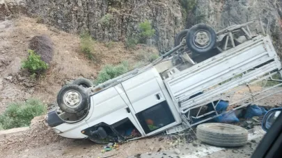 Hakkari’de kamyonet takla attı: 2 yaralı