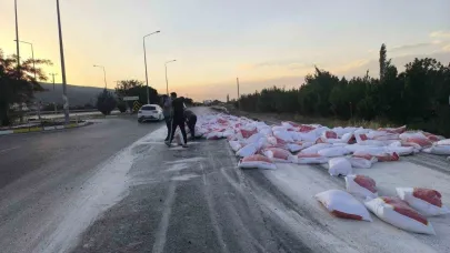 Tırın lastiği patladı un çuvalları yola savruldu