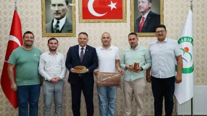 Iğdır Üniversitesi Ağrı Dağı eteklerinde ürettiği balın hasadını yaptı
