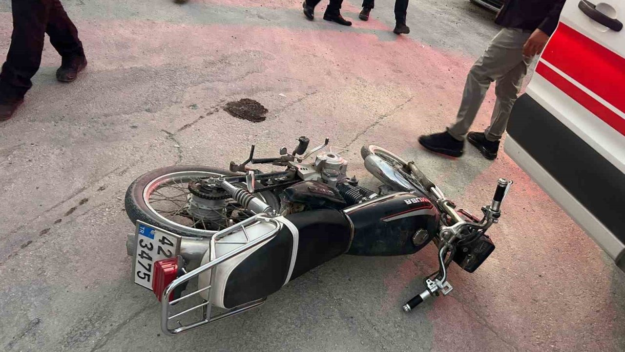 Karapınar’da motosiklet otomobille çarpıştı: 2 yaralı