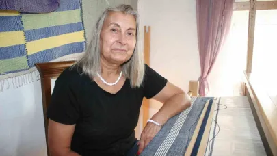 (ÖZEL) Eski giysilerin iplerinden harika eşyalar dokuyor