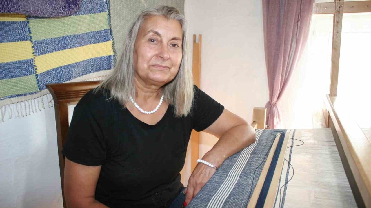 (ÖZEL) Eski giysilerin iplerinden harika eşyalar dokuyor