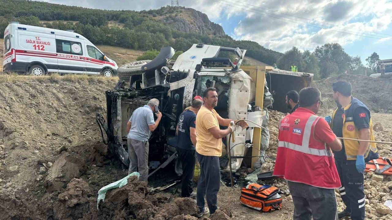 Tokat’ta hafriyat kamyonları çarpıştı, 1 sürücü ağır yaralandı