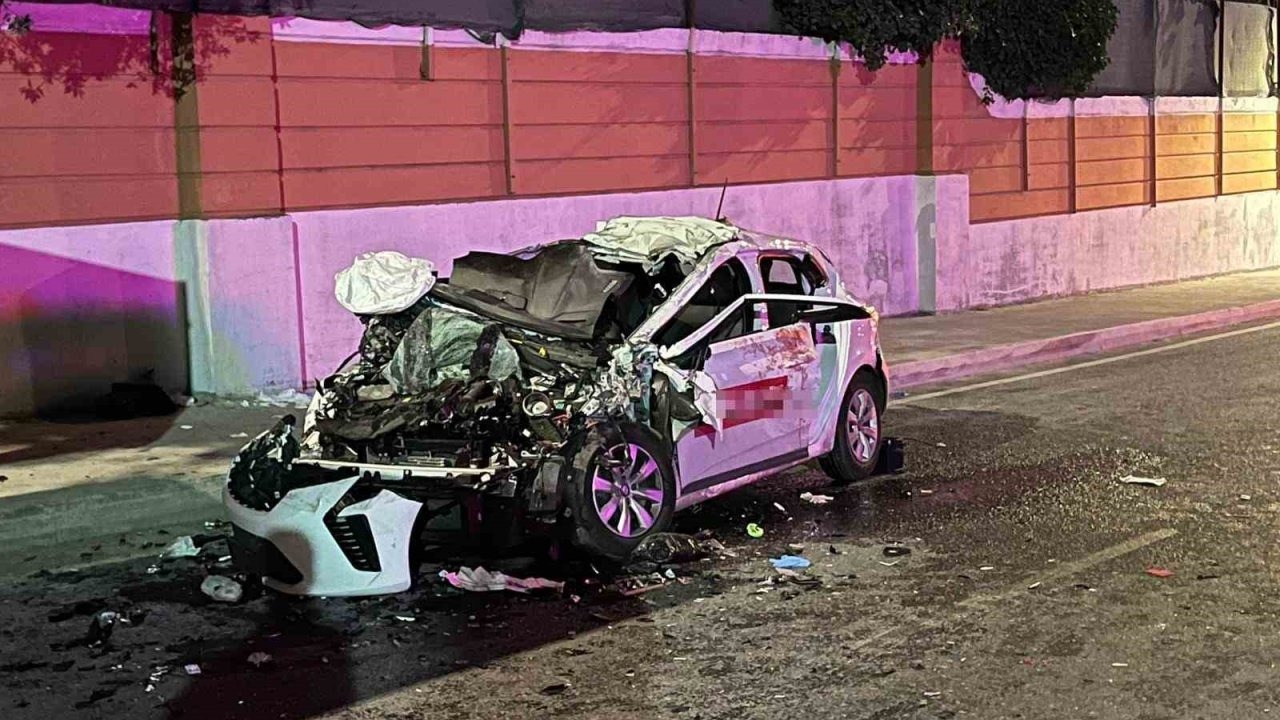 Büyükçekmece’de otomobil, TIR’a arkadan çarptı : 1 ölü, 4 yaralı