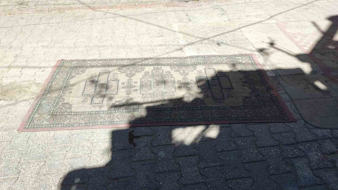 Adana’da bozuk yollar yapılmayınca yola halı serme akım haline geldi