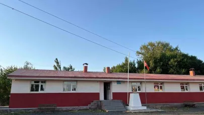Kars’ta hayırsever iş insanı köy okulunu boyattı