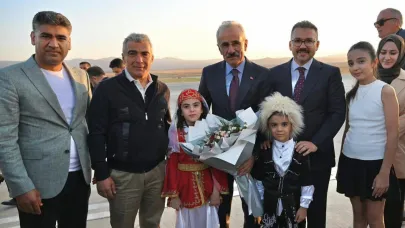 Ulaştırma ve Altyapı Bakanı Uraloğlu Iğdır’da Çiçeklerle Karşılandı